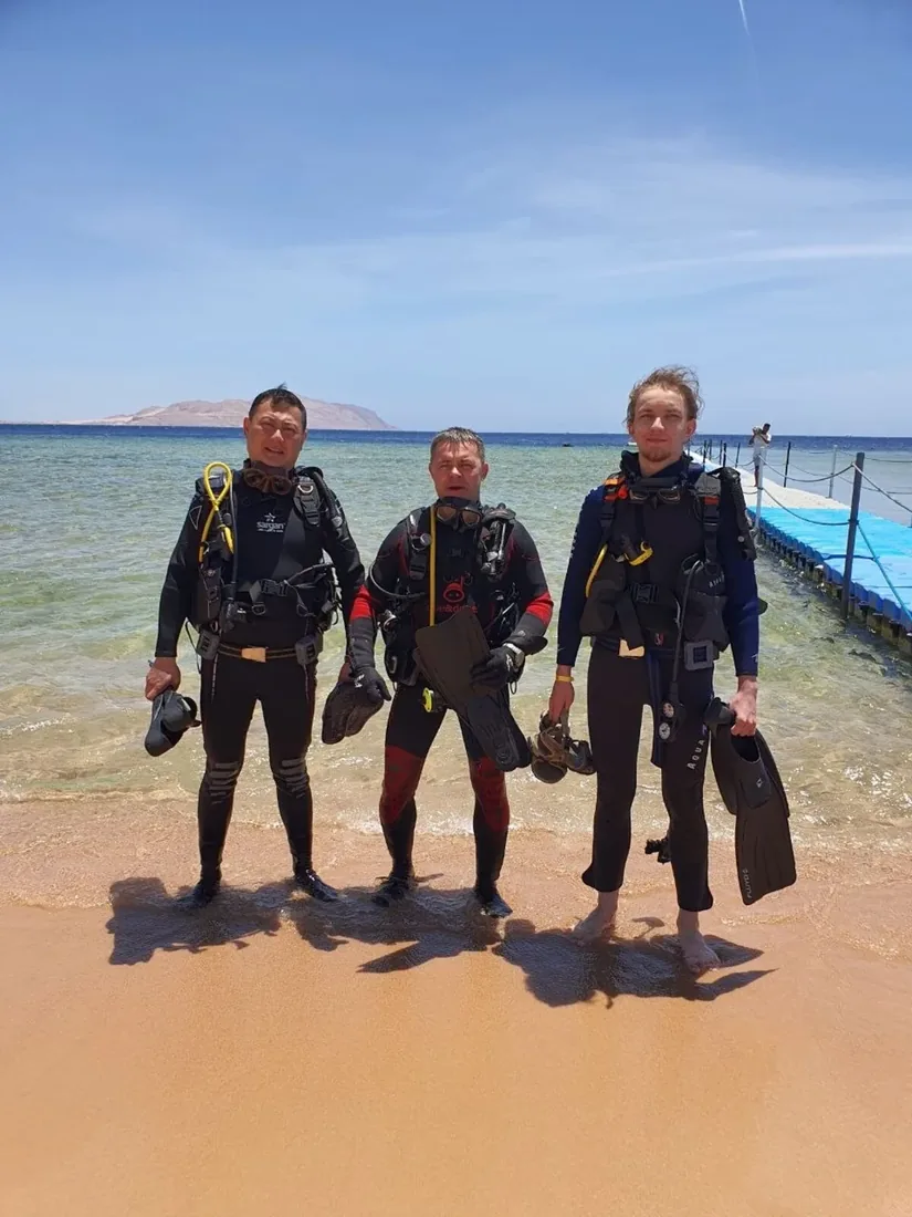 Опытные подводники Dive&Drive на выезде — команда в снаряжении у воды